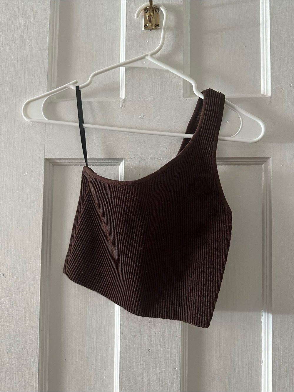 aritzia babaton sculpt knit ribbed one shoulder crop top